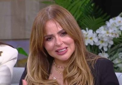    فنان فرنسي يتهم الإعلامية المصرية مها الصغير بسرقة لوحاته