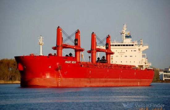 إغراق الحوثيين للسفينة ماجيك سيز ينذر بكارثة بيئية.. ما القصة؟