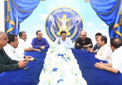 تسليم مكرمة من الرئيس الزُبيدي لمقادمة حي الشهيد خالد بالمكلا