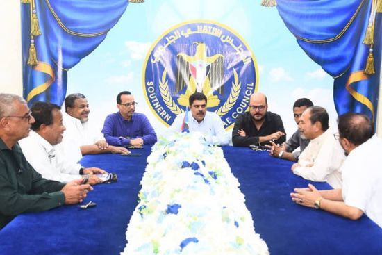 تسليم مكرمة من الرئيس الزُبيدي لمقادمة حي الشهيد خالد بالمكلا