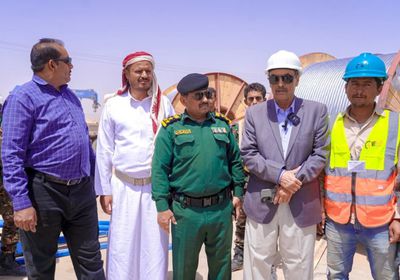 نائب محافظ شبوة يتفقد أعمال مشروع المحطة الشمسية