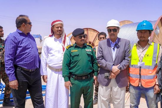 نائب محافظ شبوة يتفقد أعمال مشروع المحطة الشمسية