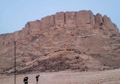 الدفاع المدني يحاول إنقاذ 3 شباب عالقين بمنطقة وعرة شرق عتق