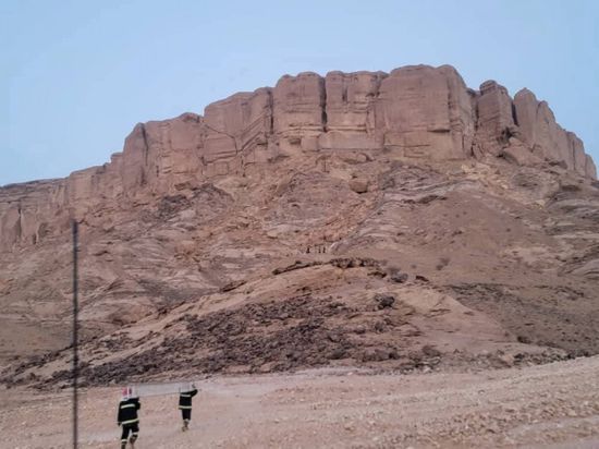 الدفاع المدني يحاول إنقاذ 3 شباب عالقين بمنطقة وعرة شرق عتق