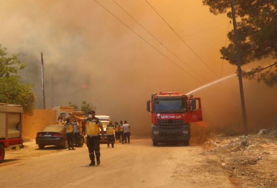 فرق الإطفاء تحاول إخماد الحرائق في ريف اللاذقية