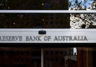 البنك المركزي الأسترالي يُثبت الفائدة خلافًا للتوقعات