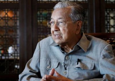 رئيس وزراء ماليزيا السابق مهاتير يغادر المستشفى