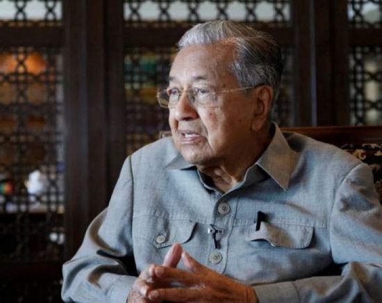 رئيس وزراء ماليزيا السابق مهاتير يغادر المستشفى