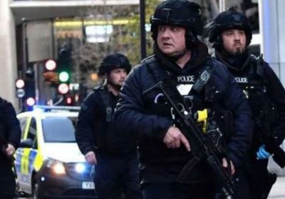 الشرطة البريطانية تعثر على أجهزة مشبوهة بعد إطلاق النار على رجل مسلح بمنشار كهربائي