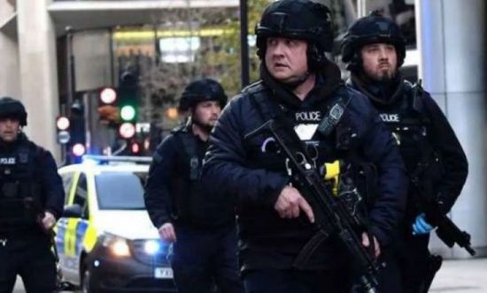 الشرطة البريطانية تعثر على أجهزة مشبوهة بعد إطلاق النار على رجل مسلح بمنشار كهربائي