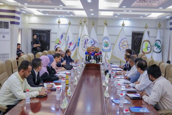 مع التصعيد الحوثي.. وزير النقل يدعو لحماية خليج عدن من التلوث البحري