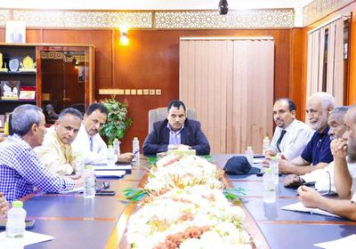 وزير الزراعة يتابع مشروع تأهيل ميناء الصيد في عدن