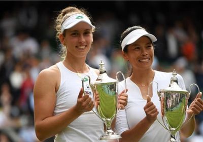 كوديرميتوفا وميرتنز تفوزان بلقب زوجي السيدات