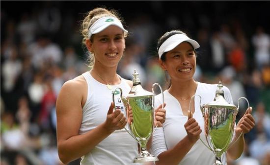 كوديرميتوفا وميرتنز تفوزان بلقب زوجي السيدات