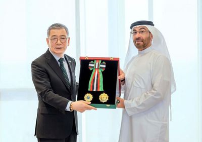 رئيس الإمارات يمنح السفير الكوري وسام الاستقلال من الطبقة الأولى