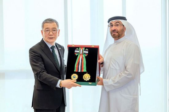 رئيس الإمارات يمنح السفير الكوري وسام الاستقلال من الطبقة الأولى