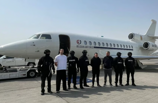 شرطة دبي تسلم 3 مطلوبين دولياً إلى بلجيكا
