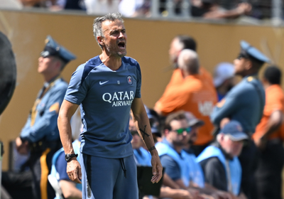 إنريكي يصفع لاعب تشيلسي على وجهه