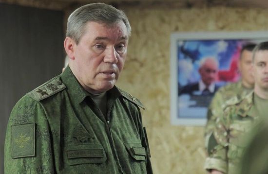 رئيس الأركان الروسي يتفقد القوات في شرق أوكرانيا