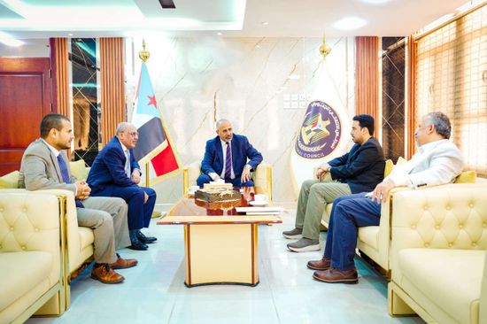 الرئيس الزُبيدي يتفقد سير العمل في هيئات "الانتقالي"