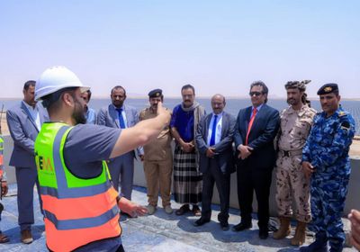 انتقالي شبوة يتفقد أعمال مشروع المحطة الشمسية الإماراتية