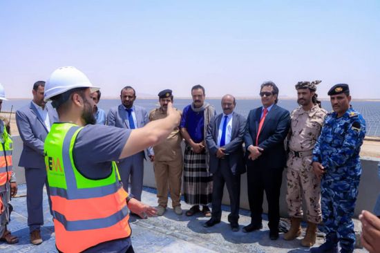 انتقالي شبوة يتفقد أعمال مشروع المحطة الشمسية الإماراتية