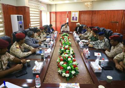 محافظ المهرة يوجه بتكامل جهود الأجهزة الأمنية والعسكرية