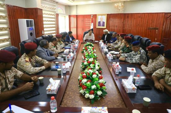 محافظ المهرة يوجه بتكامل جهود الأجهزة الأمنية والعسكرية