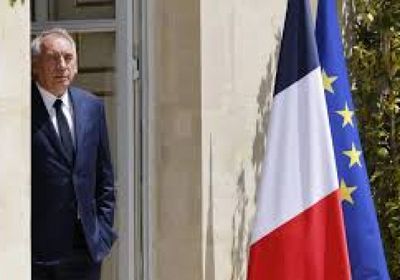 رئيس وزراء فرنسا يقترح تجميد الإنفاق
