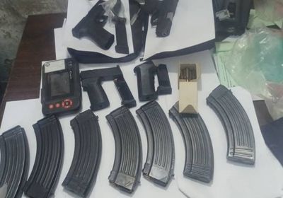 نقطة المصنع تضبط مواطنًا بحوزته أسلحة وذخيرة وأجهزة لاسلكية