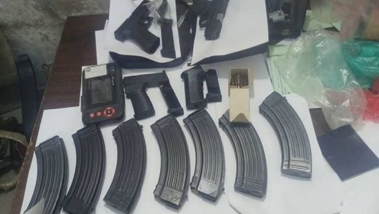 نقطة المصنع تضبط مواطنًا بحوزته أسلحة وذخيرة وأجهزة لاسلكية