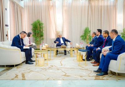 خلال استقباله كمون.. الرئيس الزُبيدي يثمن موقف فرنسا الإنساني