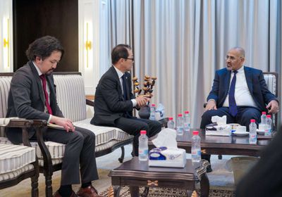 الرئيس الزُبيدي وسفير اليابان يناقشان تداعيات الهجمات الحوثية الإرهابية