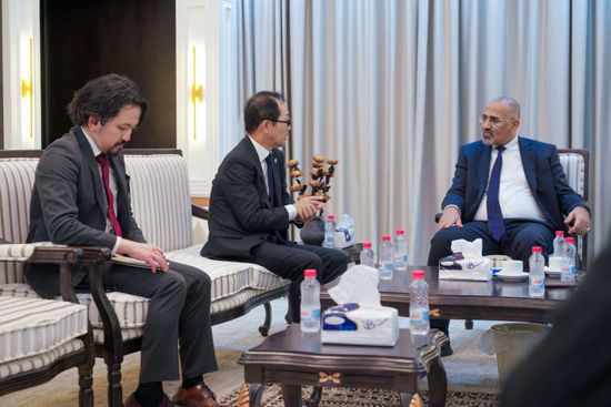 الرئيس الزُبيدي وسفير اليابان يناقشان تداعيات الهجمات الحوثية الإرهابية