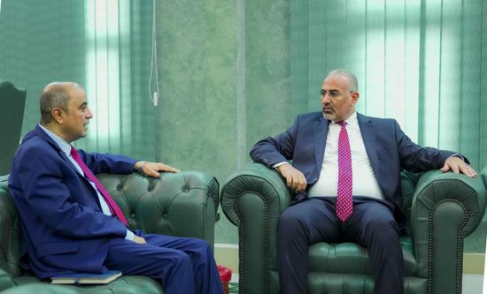 خلال استقباله بن بريك.. الرئيس الزُبيدي يطلع على سير عمل الحكومة