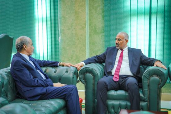 الرئيس الزُبيدي والفريق الصبيحي يبحثان تداعيات تصعيد الحوثي