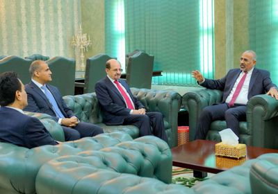 الرئيس الزُبيدي يوجه بتطوير الأداء القنصلي لخدمة المتغربين بالخارج