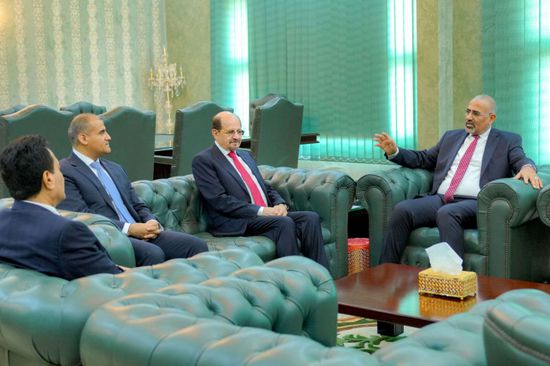 الرئيس الزُبيدي يوجه بتطوير الأداء القنصلي لخدمة المتغربين بالخارج