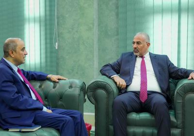 الرئيس الزُبيدي في مواجهة حرب الخدمات.. "معيشة المواطن" في صدارة الأولويات