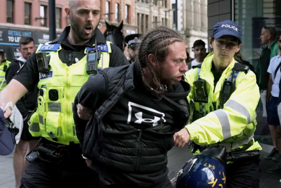 الشرطة البريطانية تلاحق ضالعين في أعمال عنف