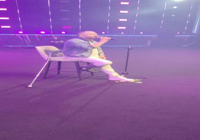 حسام حبيب يحيي حفله بالسعودية على كرسي متحرك