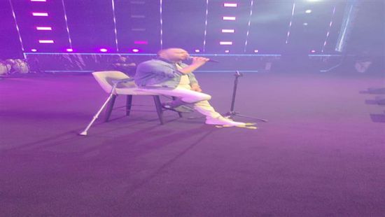 حسام حبيب يحيي حفله بالسعودية على كرسي متحرك