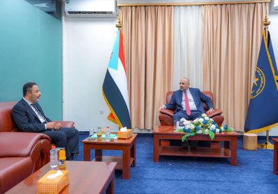 الرئيس الزُبيدي يناقش نشاط "انتقالي أبين" بالنصف الأول من العام