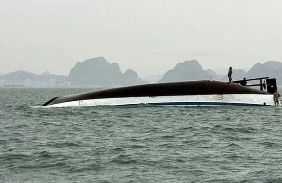 مقتل 43 شخصاً جراء انقلاب قارب سياحي في فيتنام