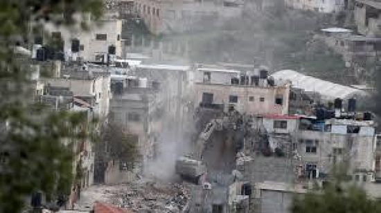 جيش الاحتلال ينسف مباني سكنية بحي الزيتون