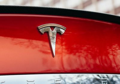 "تروي جونز" يغادر "تسلا" وسط موجة استقالات في قيادات الشركة