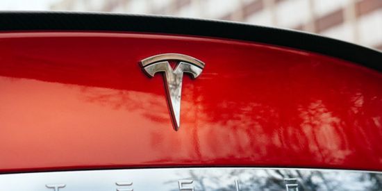 "تروي جونز" يغادر "تسلا" وسط موجة استقالات في قيادات الشركة