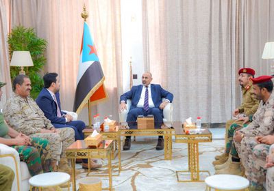 الرئيس الزُبيدي يثمن إنجازات "دفاع شبوة" في مكافحة الإرهاب