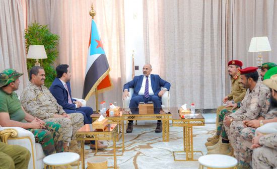 الرئيس الزُبيدي يثمن إنجازات "دفاع شبوة" في مكافحة الإرهاب