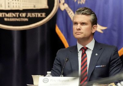 بعد تسريب وثائق حساسة.. وزير الدفاع الأمريكي يقيل مستشاراً بارزاً